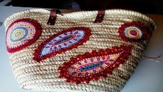 Bolso adornado con tela y crochet