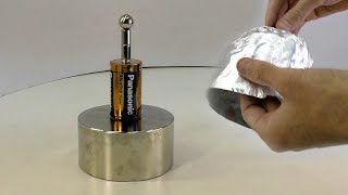 Самый мощный двигатель в мире из батарейки и огромного неодимового магнита #Shorts