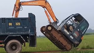 Máy Xúc Leo Lên Xe Tải Cực Kỳ Hấp Dẫn Đến Rớt Tim