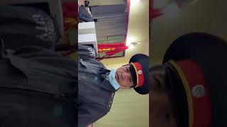 Выборы 2021: на участке 1335 в городе Бишкек милиционер спрашивал данные наблюдательницы.