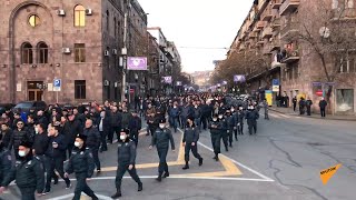 Оппозиция идет шествием под самую популярную песню о военных "Имя нам - армянская армия".