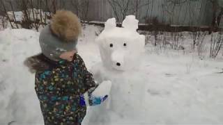 Любим мы морозный день,Нам играть в снежки не лень