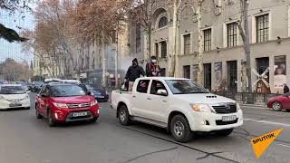 Необычное “Алило” священники в Грузии объехали город на машинах видео