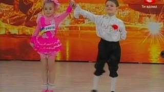 doi copilasi danseaza superb