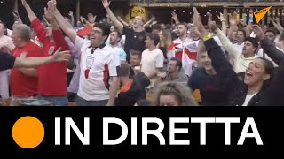 Euro 2020, tifosi inglesi guardano la partita a Londra