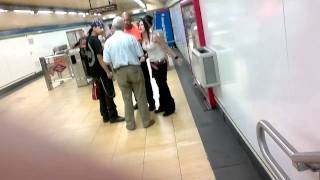 BURSEGUR EN VIVO METRO SE CUELAN Y ENCIMA LO QUE AY QUE AGUANTAR LA ESTUPIDA DE LA CHICA