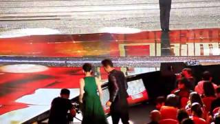 2011國劇盛典 鍾漢良李小冉螢幕情侶獎 借花獻佛 借位吻 拉裙子