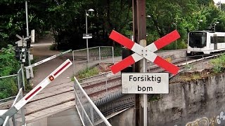 Frøen mit Zügen der Osloër U-Bahn und Bahnübergang - ...med T-bane Oslo (MX3000) og Togovergang