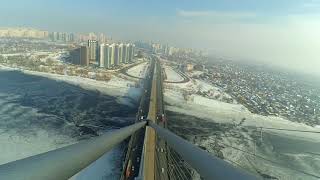 Южный мост (Киев): руферы с флагом Службы безопасности Сириус