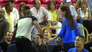 Al Horford y Amelia Vega haciendo su entrada Juego Titanes del Licey Vs Leones de la Capital