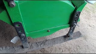 Крепление опорных лыж на почвофрезе.