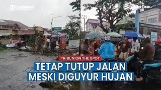 Meski Hujan, Warga Tetap Tutup Jalan Poros Galesong Tuntut Penundaan Pilkades