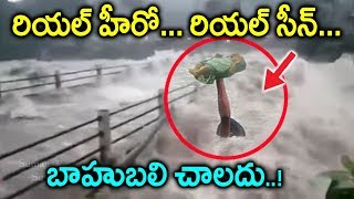 కేరళ వరదల నుండి పసి పాపని కాపాడిన రియల్ హీరో | Man saves child from Kerala Floods| kerala updates