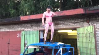Парень Моет машину в бикини))