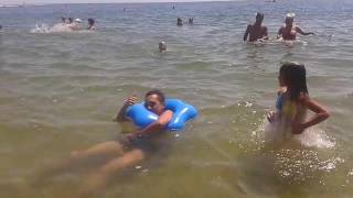 Дети купаются в море
