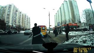 Пьяные телки из Ночного клуба "Жажда" ловят такси.-3