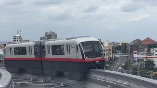 浦添前田駅に入線する ゆいレール 沖縄都市モノレール