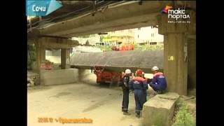 В Сочи бетонная плита обрушилась на КамАЗ