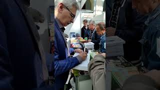 Федор #Раззаков подписывает #книги #федорраззаков #автограф #ммкя #books #top #криминал