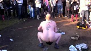 T In The Park 2011,Tom Jones, Naked guy leaves his hat on !!