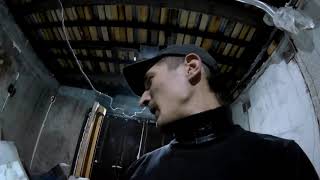 Ломаем дорожные плиты.