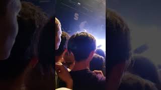 Sfera Ebbasta interrompe il concerto per lo spray al peperoncino e poi ricomincia con Ciny