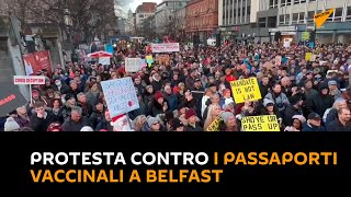 Protesta contro i passaporti vaccinali a Belfast: "non per la salute, ma per controllarci"