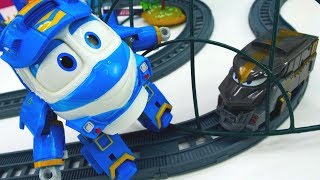 Роботы поезда ловят паровозика Дюка. Игрушки для детей