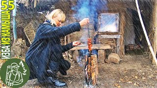 Готовлю вертикальный шашлык в финской свече во время дождя ???? Бушкрафт в Избе из камыша - Серия 55