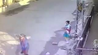 Brave girl of Karachi fighting with decoit.