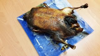 Утка с яблоками и черносливом запеченная в духовке