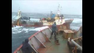 Barco a la deriva en medio de un temporal (Via @DjMatiiRozas )