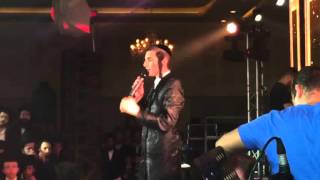 Motty Steinmetz singing at his wedding