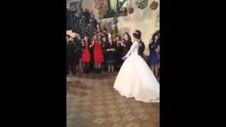 Красивый танец невесты с братом !!!