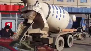 Муж из-за злости залил машину жены бетоном