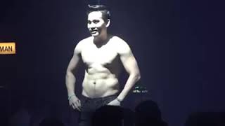 นายแบบหนุ่มหล่อเดินโชว์หุ่นล่ำๆหน้าเวที