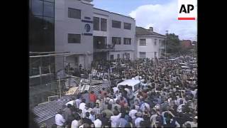 ALBANIA: TIRANA: ANGRY CROWD STORM GOVERNMENT OFFICES