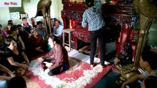 Con dâu bất hiếu lỗi tại ai,Gọi hồn cô đồng sinh.