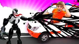 Видео про игрушки. Веном атакует автомастерскую! Железный Человек и Спайдермен против!