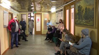 Омикрон и большие очереди в поликлиниках. Как врачи справляются с наплывом пациентов?