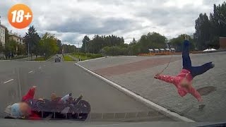 Чудовищная авария.В Екатеринбурге машина сбивает коляску с 3-мя детьми.
