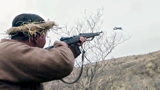 日軍偵察機瘋狂掃射，獵手生氣，用一把破舊的步槍將飛機從空中擊落！ 抗日