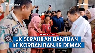 Ketua Umum Palang Merah Indonesia (PMI), Jusuf Kalla Serahkan Bantuan Kepada Korban Banjir Demak