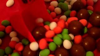 Трактор грейдер и екскаватор играют с конфетами Tractor grader and play with candy