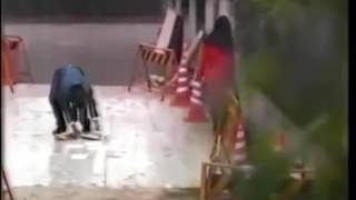 ?Bromas chinas piso pegajoso