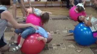 Зарядка для малышей на мячах (фитболы).Дети 2 и 3 года.Baby club. Видео. www.kapetoshka.ru