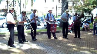 Russo Jazz Band se apresenta na Feira Hippie em Campinas