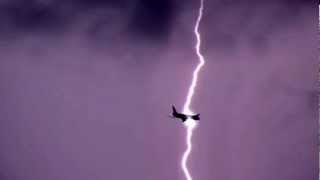 RAIO ATINGE AVIÃO