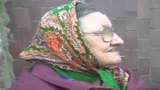 Бабка жжет, поёт песню: "как она ходит в туалет" :D