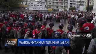Warga Myanmar Turun ke Jalan